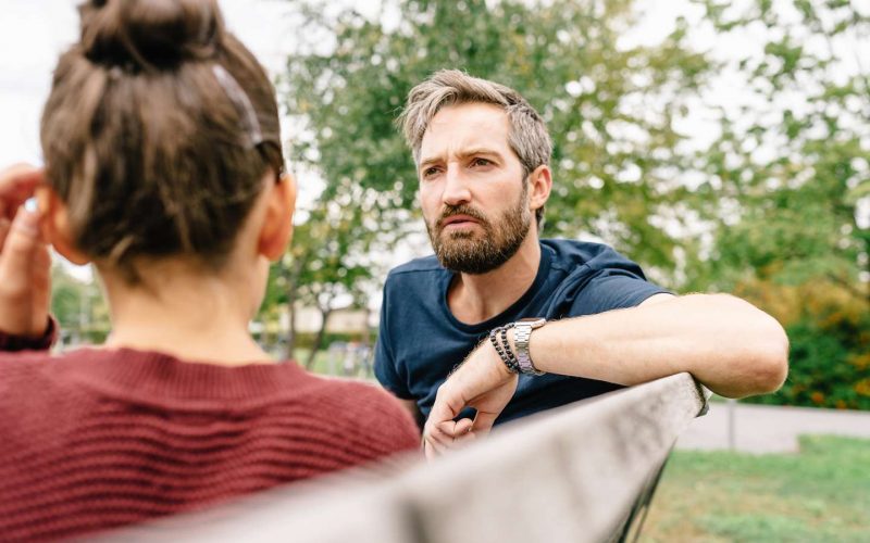 Far og datter tale sammen