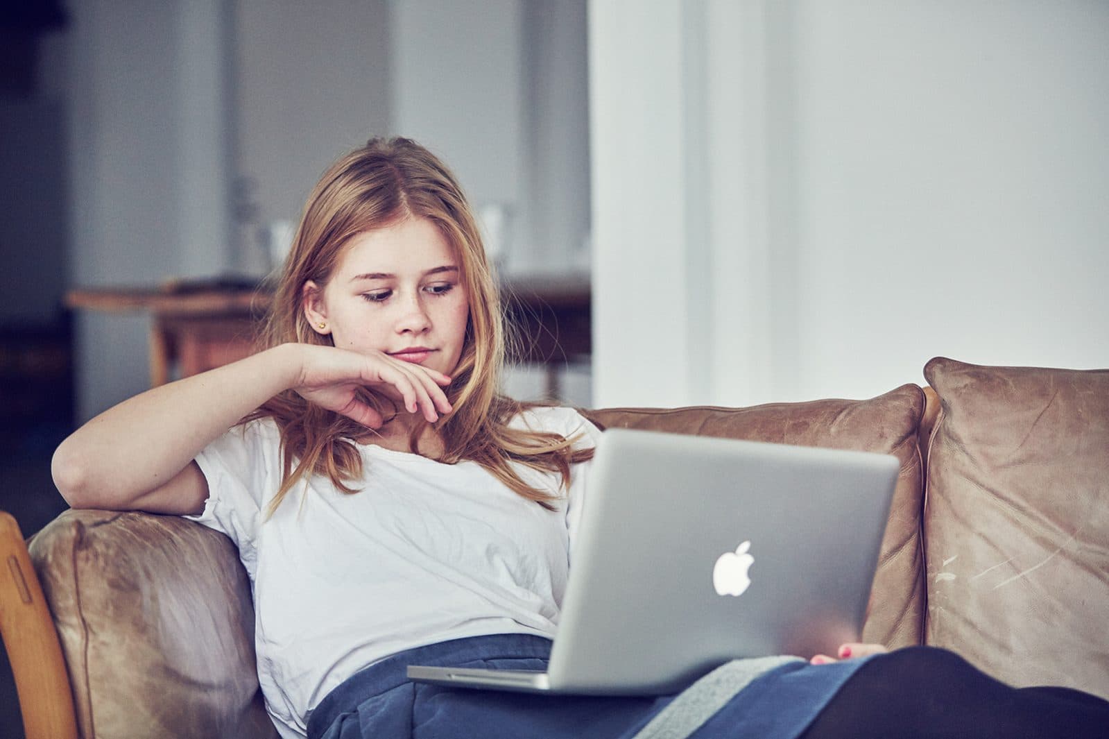 Pige i sofa med computer