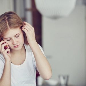Pige taler i telefon