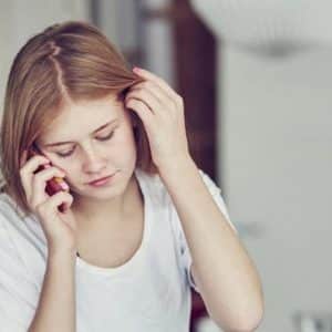 Pige taler i telefon