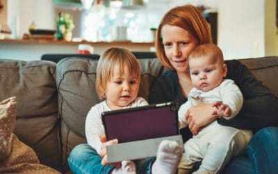 Mor med to små børn og iPad