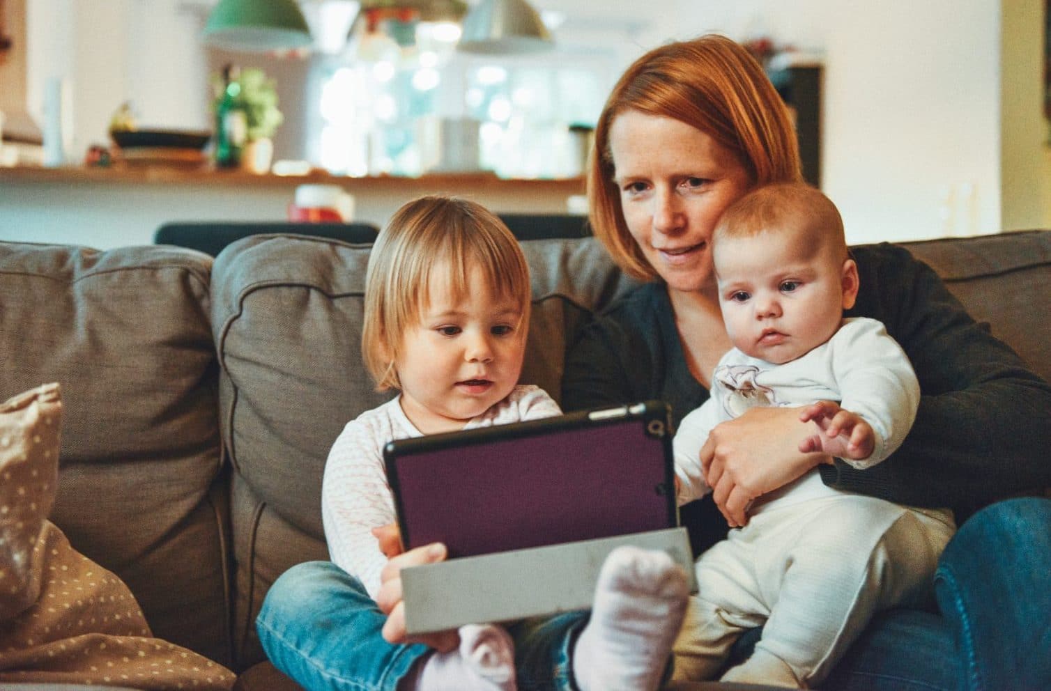 Mor med to små børn og iPad