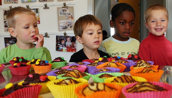 Fire børn kigger på muffins