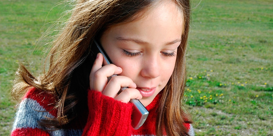 Pige taler i telefon