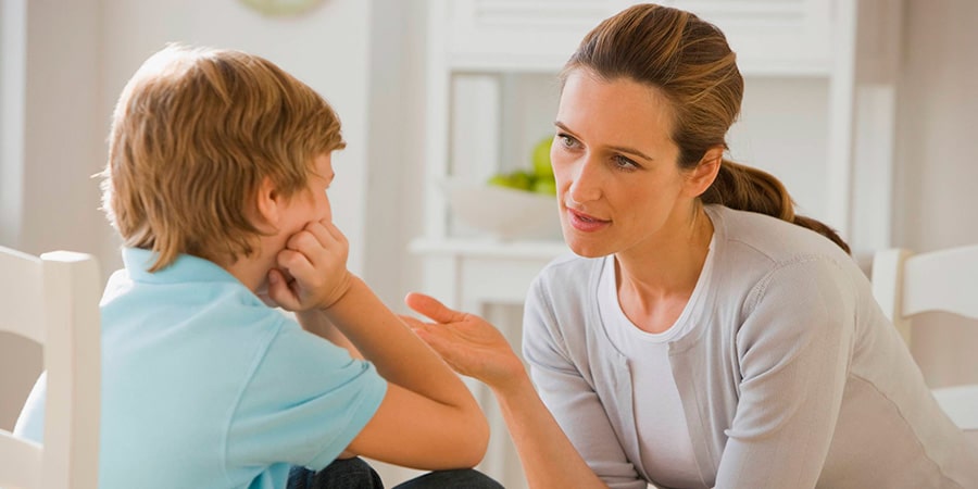 Kvinde taler til barn