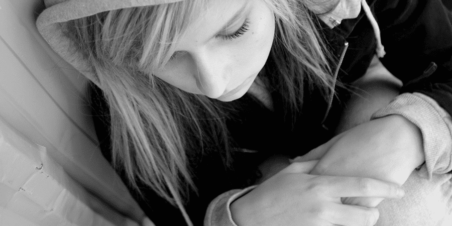 Sort/hvidt billede af pige i hætte