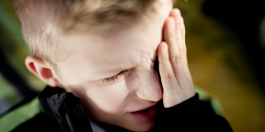 Dreng holder sig for øjet
