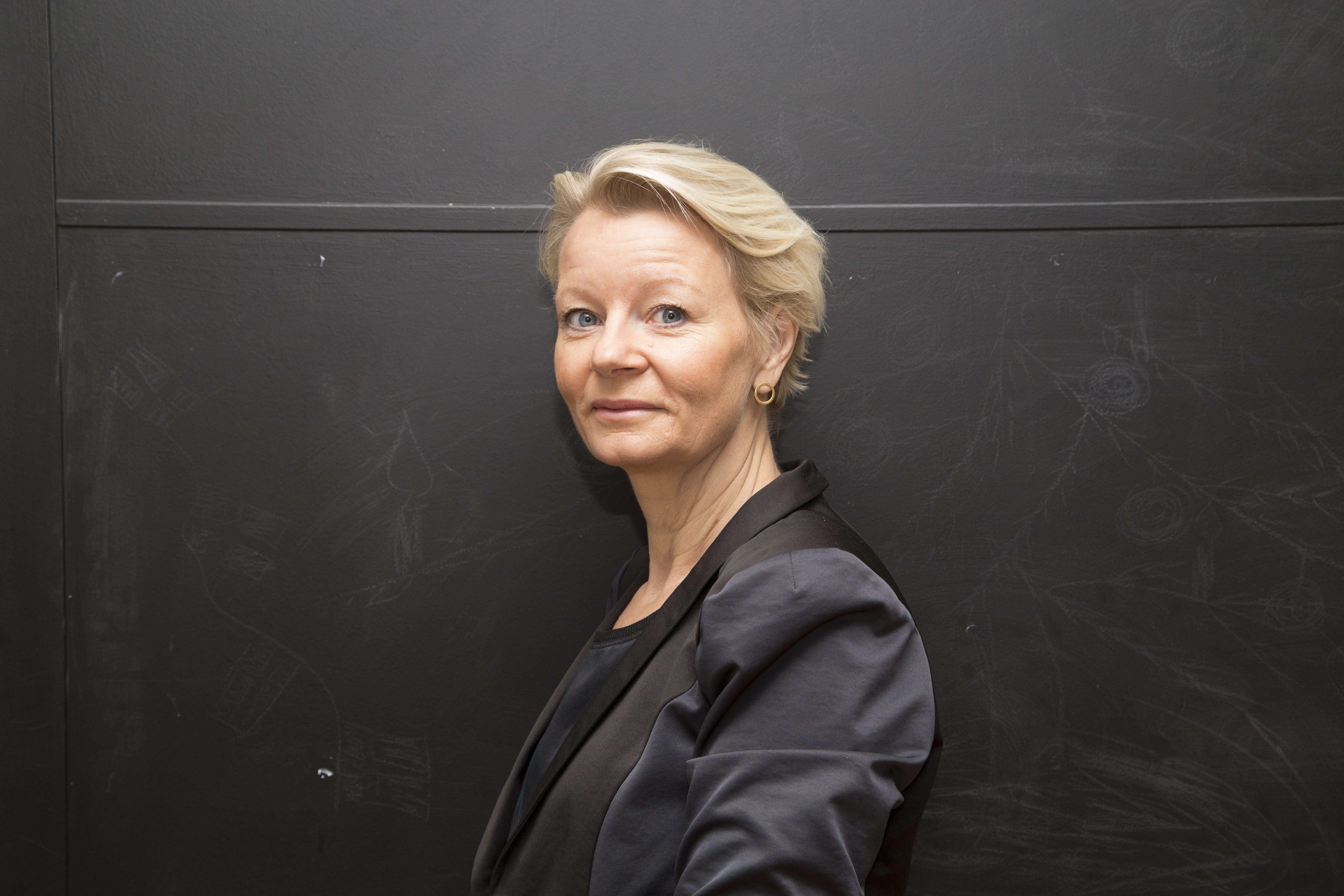 Blond kvinde set fra siden kigger ind i kameraet