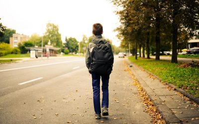 Skoledreng går alene med ryggen til