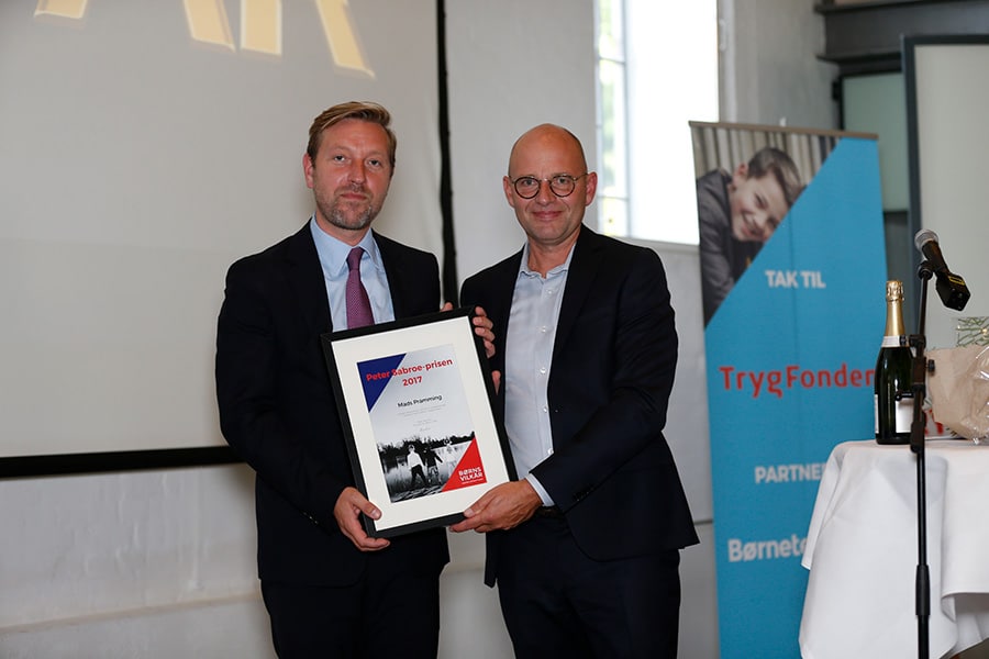 Til venstre i billedet ses Mads Pramming sammen med Rasmus Kjeldahl fra Børns Vilkår. (Fotograf: Maria Sattrup)