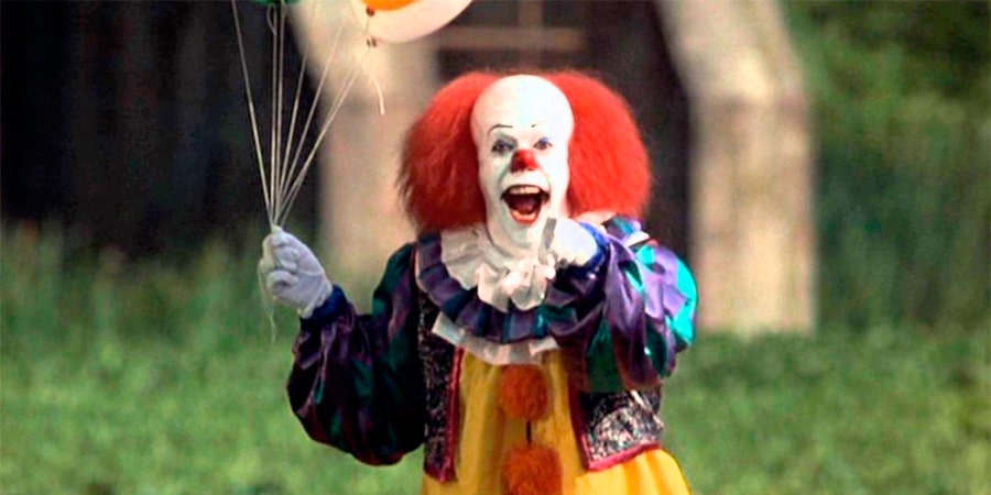 Klovn peger og griner ind i kameraet