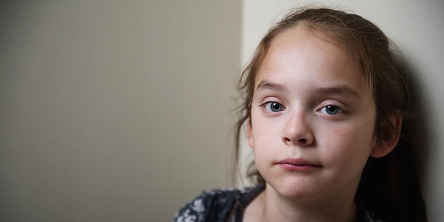 Pige kigger direkte ind i kameraet