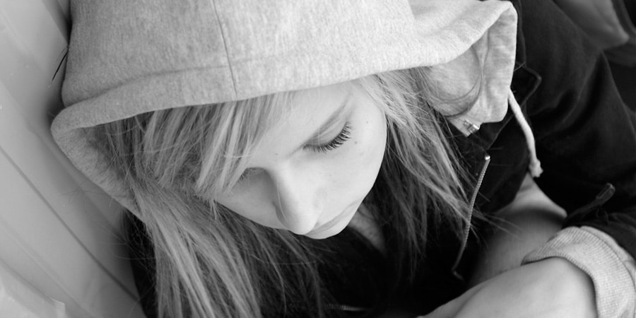 Sort/hvid billede af pige i hætte