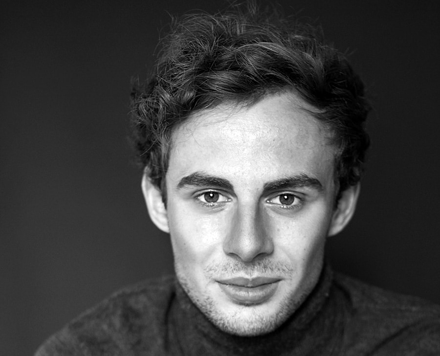 Sort-hvidt billede af und mand der kigger ind i kameraet