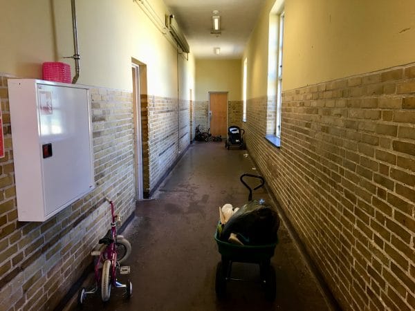 Gang med gule vægge