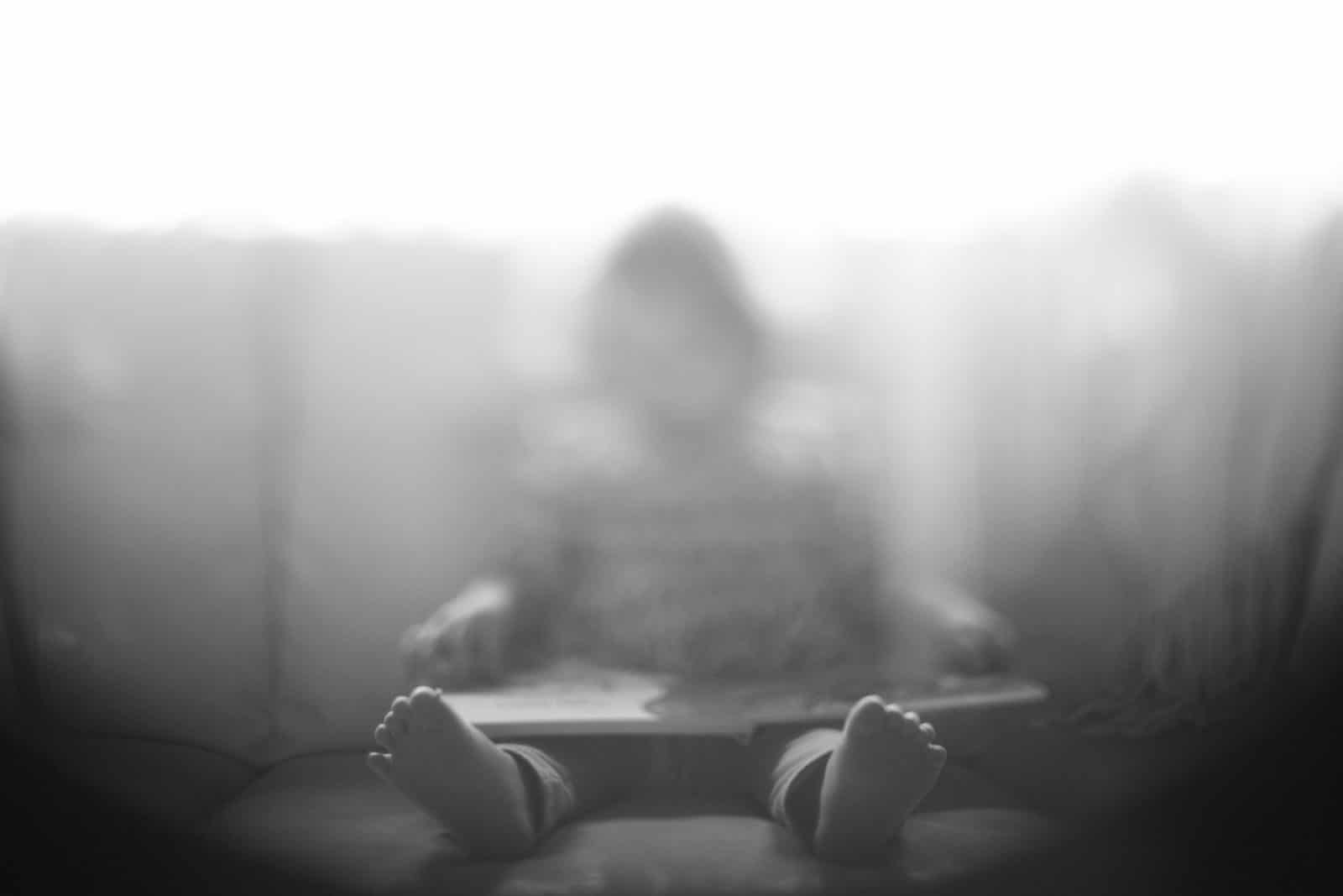 Anonym pige med bog i sort/hvid