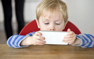Lille dreng på 3 år med mobil
