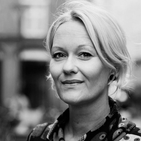 Sort-hvidt billeder af en blond kvinde der kigger ind i kameraet