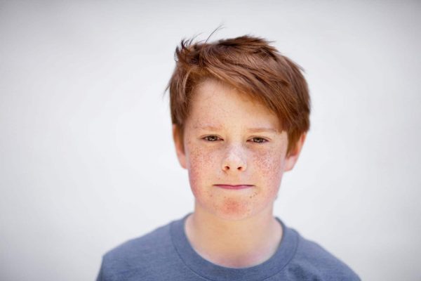 Rådhåret dreng med fregner.