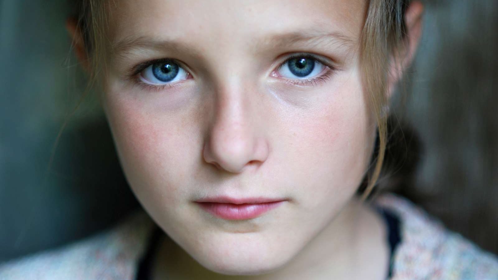 Billede af lille pige med blå øjne - Omsorgssvigt - Børns Vilkår 2019