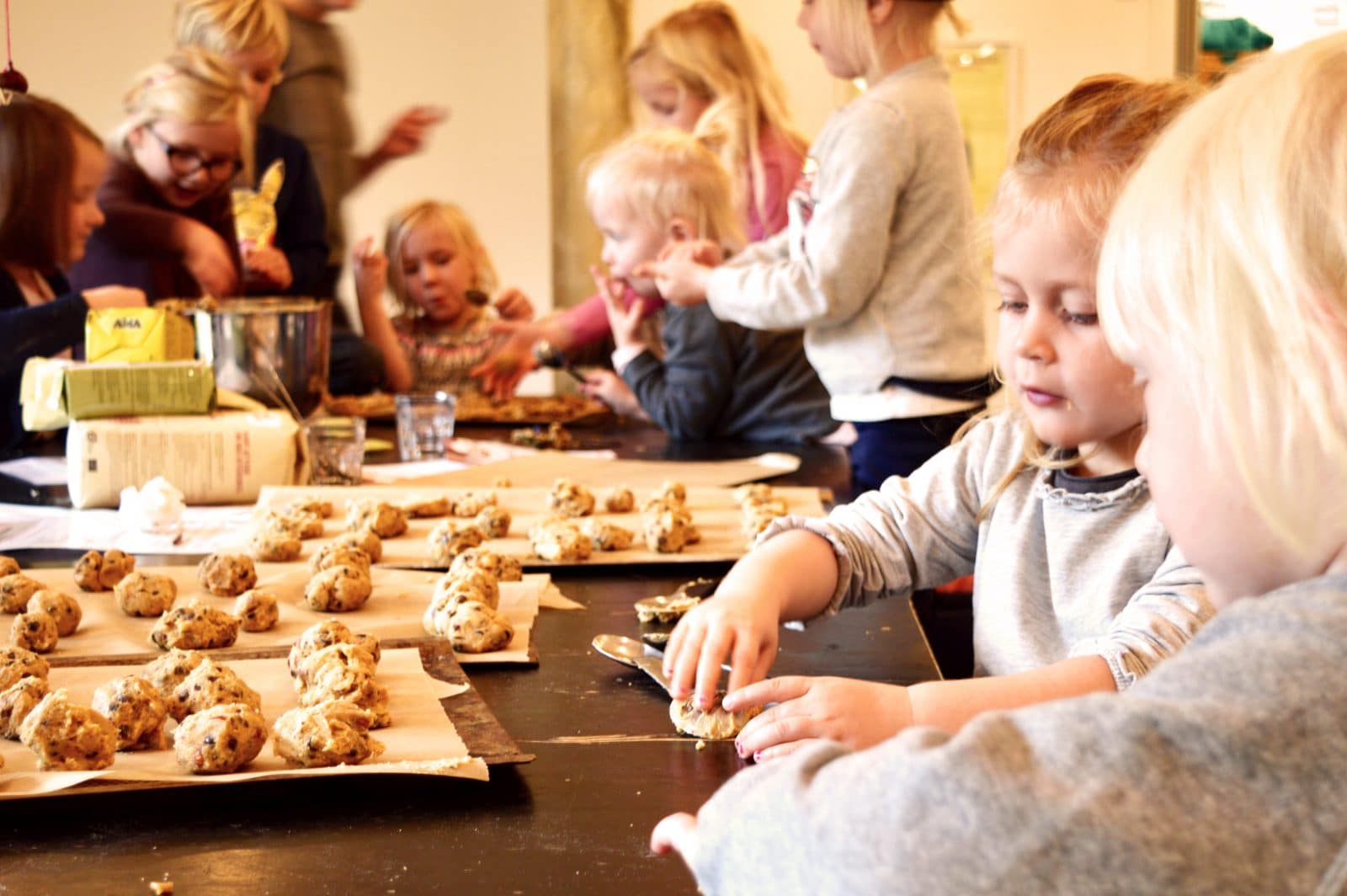 Børnehavebørn i Gentofte bager cookies til fordel for BørneTelefonen