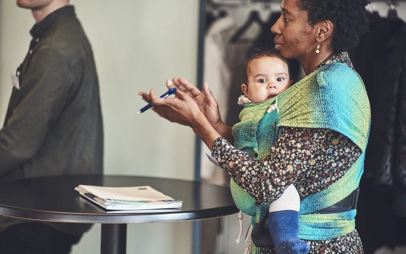 Kvinde med baby på brystet