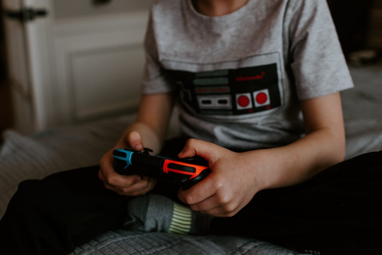 En dreng spiller med en Nintendo Switch controller