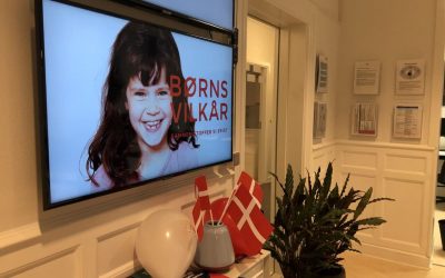 Skærm med reklame for Børns Vilkår
