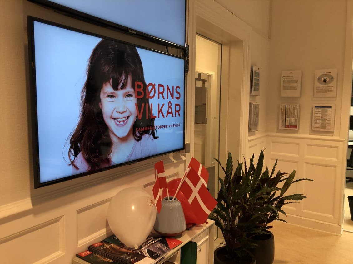Skærm med reklame for Børns Vilkår