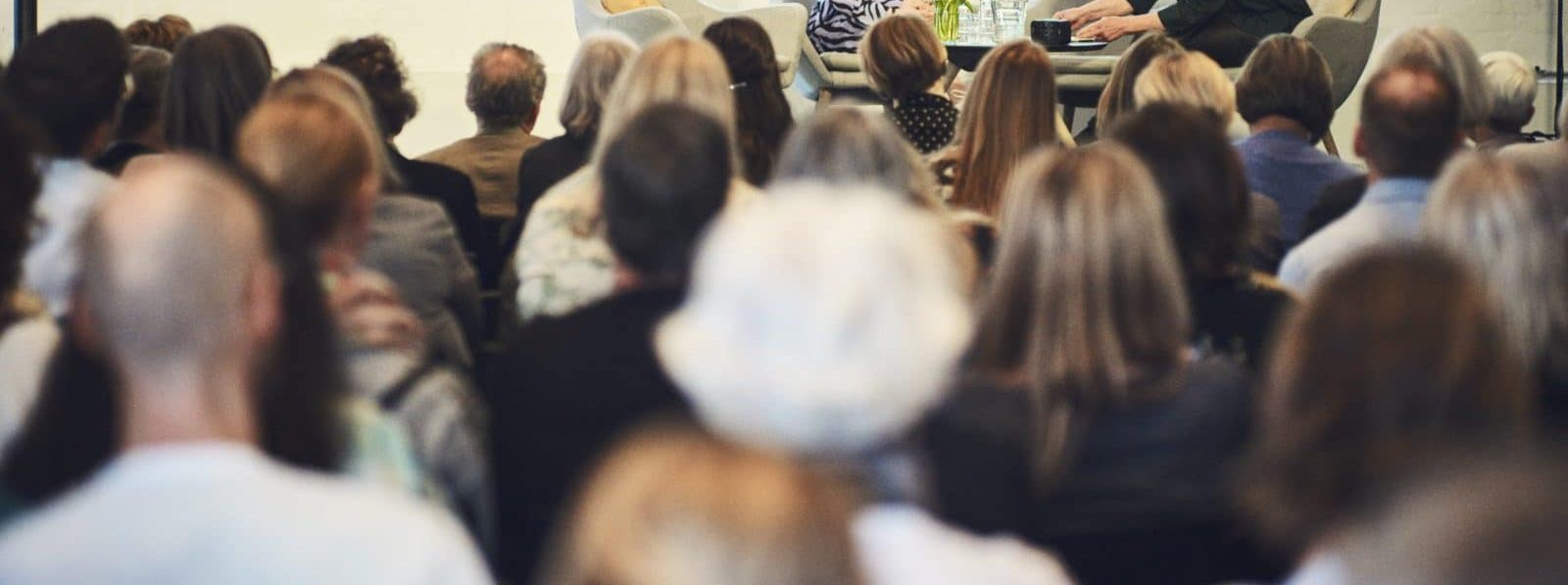 En gruppe mennesker set bagfra