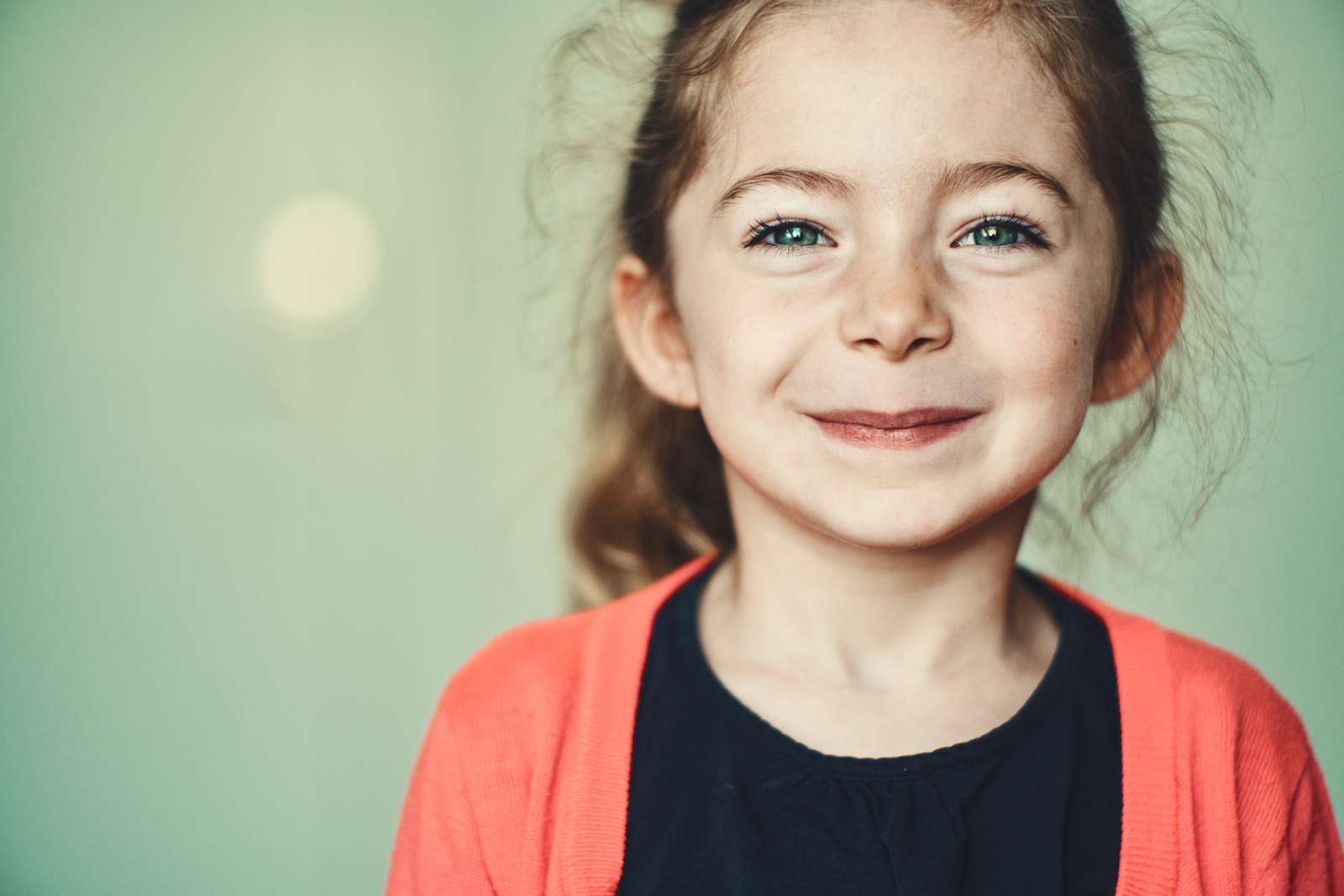 Lille pige smiler til kameraet