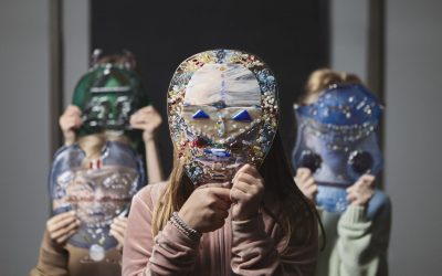 Kunstneren Jakob Steen har skabt disse smukke glasmasker