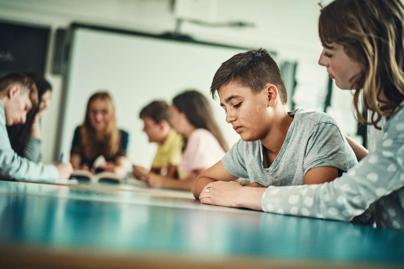 Dreng sidder ved bord