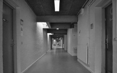 Sorthvidt billede af en tom gang.