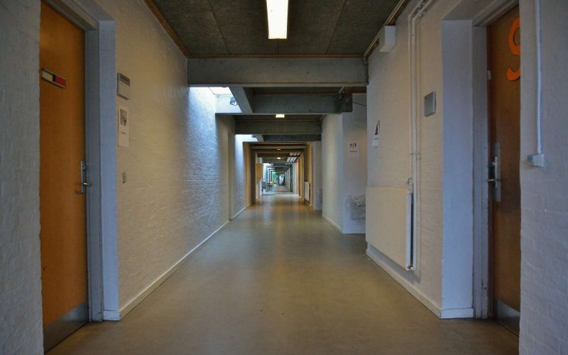 Der skelnes mellem to typer af fravær: lovligt og ulovligt fravær