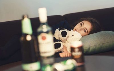Pieg ligger på sofa med tomme sprutflasker i forgrunden
