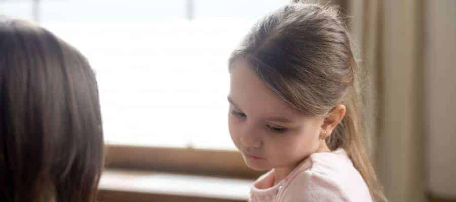 Brunhåret pige kigger ned i gulvet