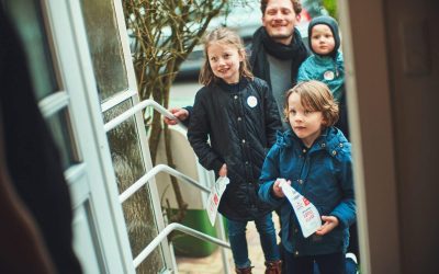 Familie der er ude og samle ind står i døråbning