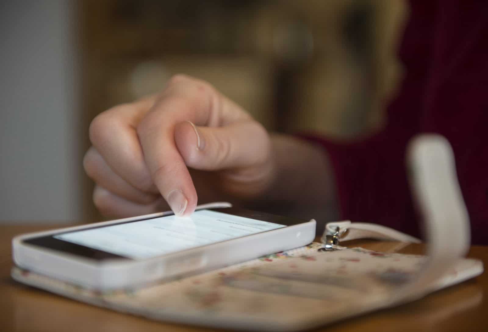 Hånd scroller på in smartphone