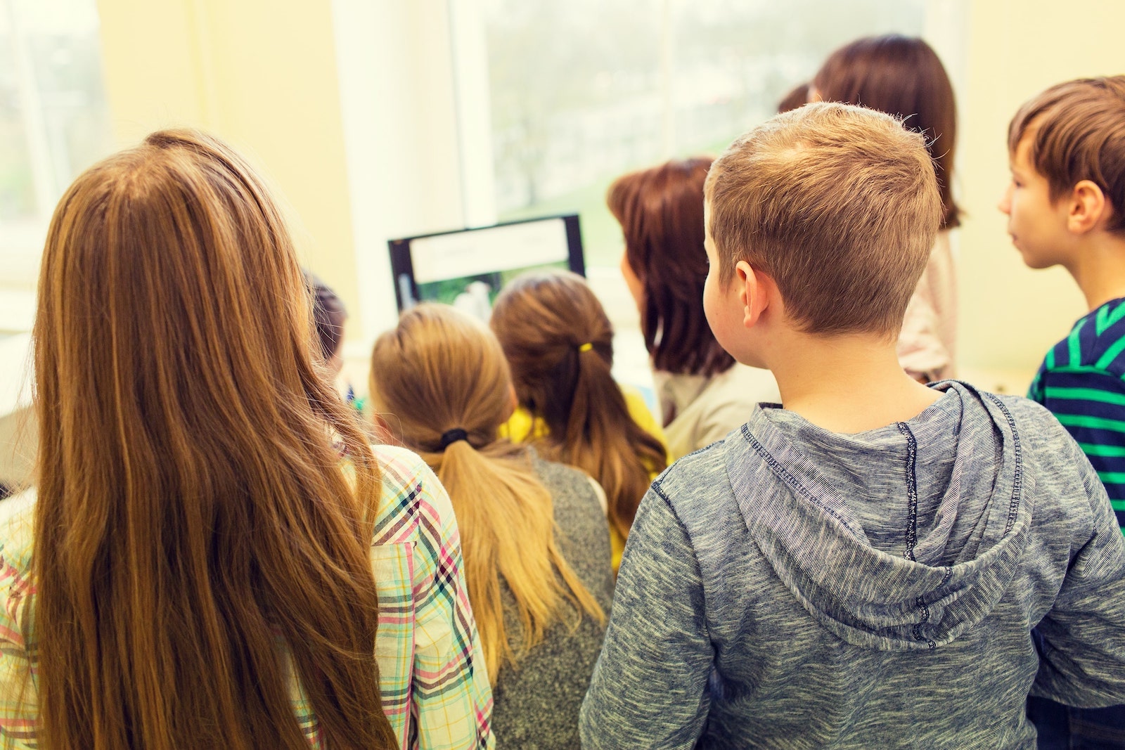 En gruppe børn set bagfra