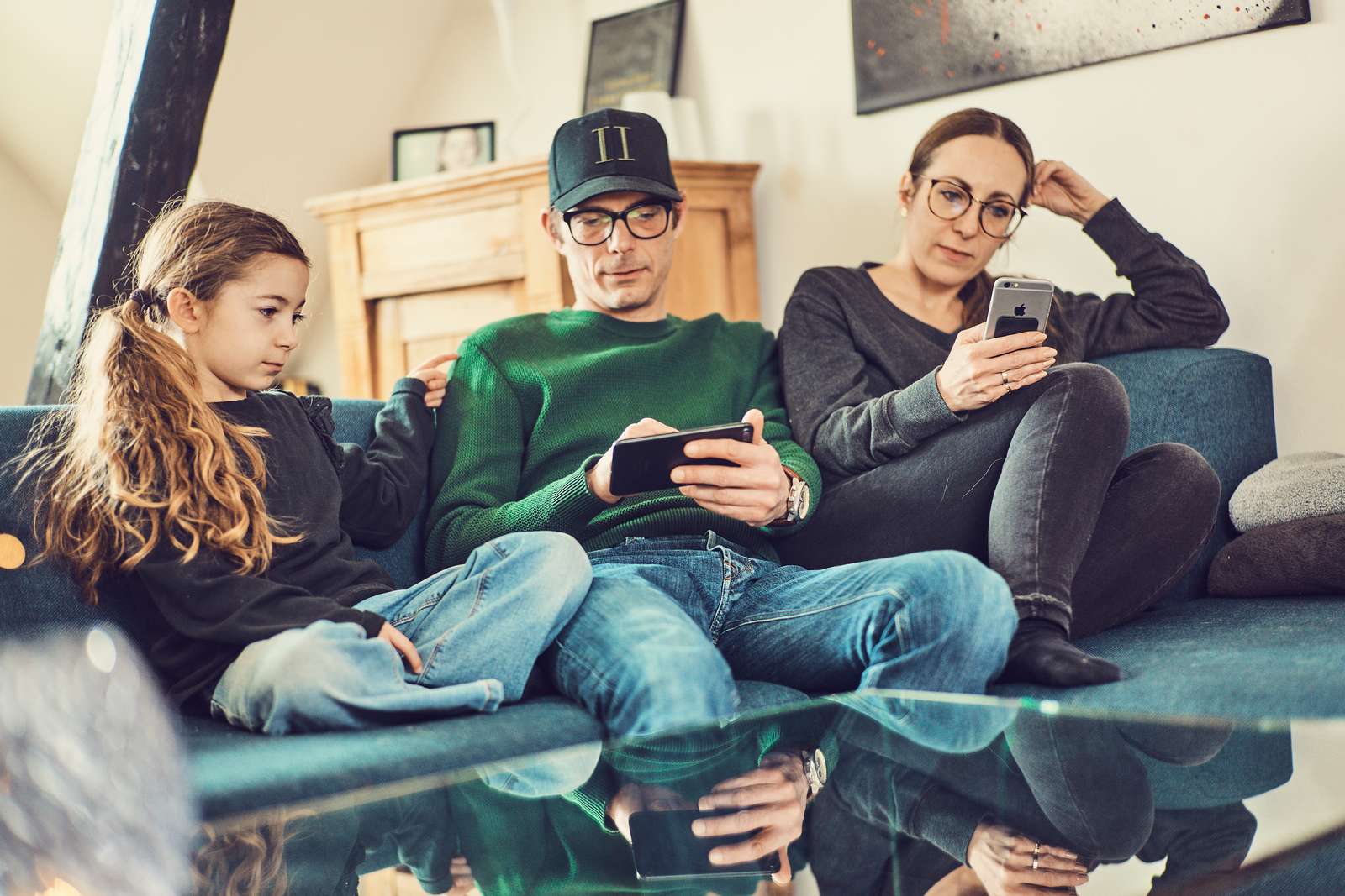 Familie på sofa sidder på hver sin skærm