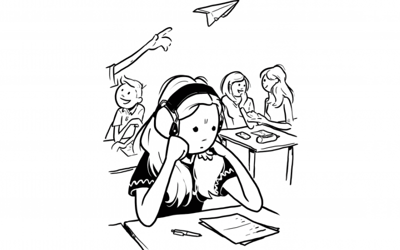 Tegning af pige med headset på der sidder alene i et klasselokale