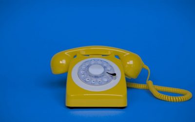 En gul telefon på blå baggrund