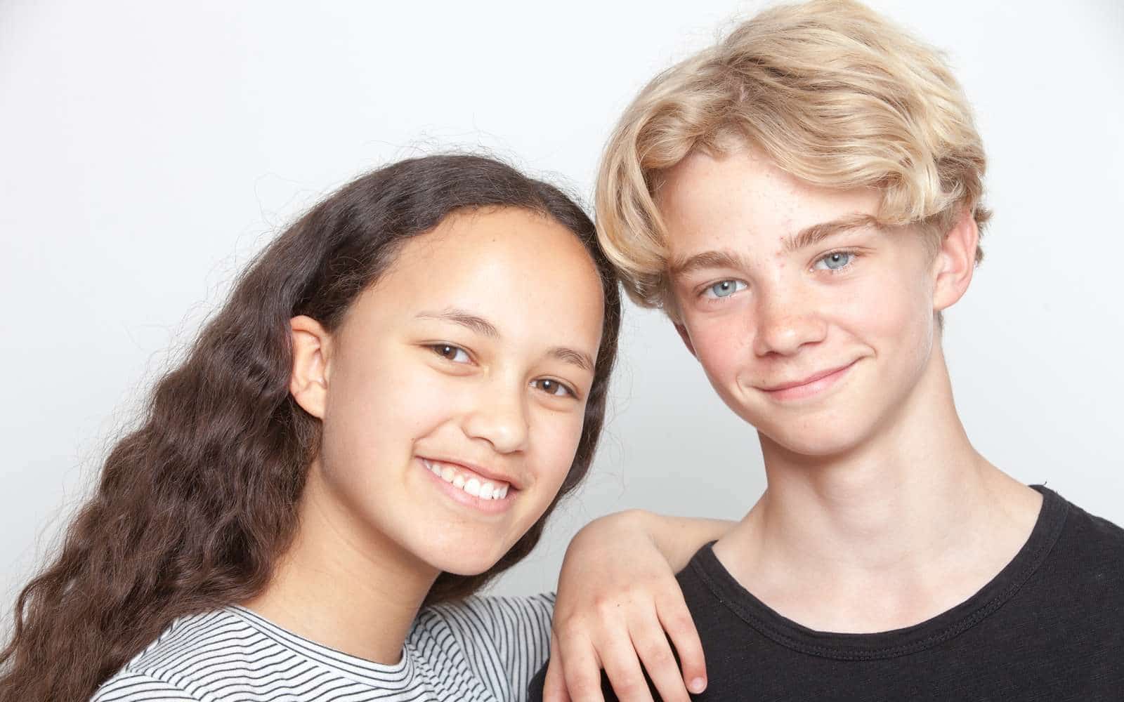 To unge smiler til kameraet