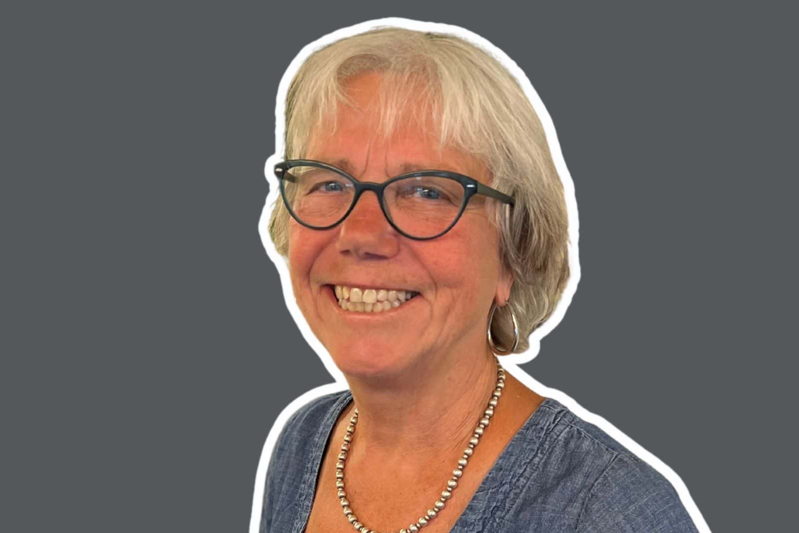 Kvinde på mørkegrå baggrund