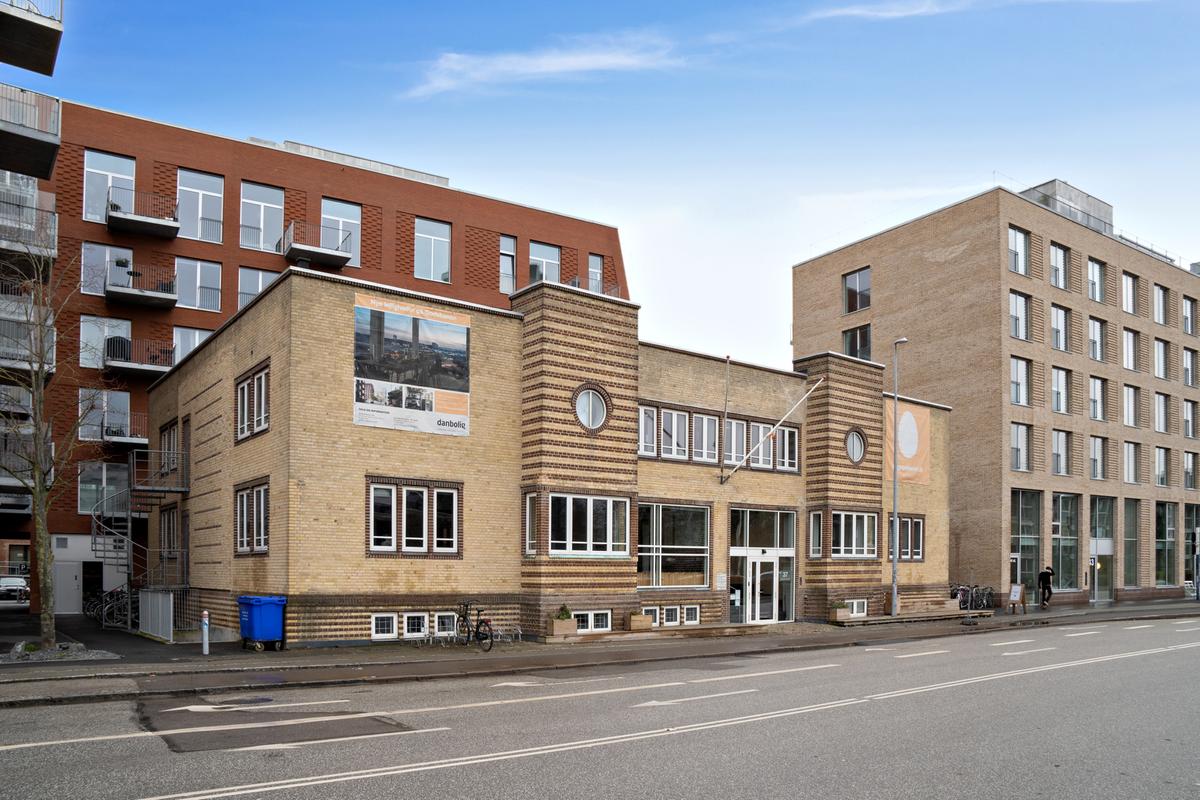 Gul bygning til salg
