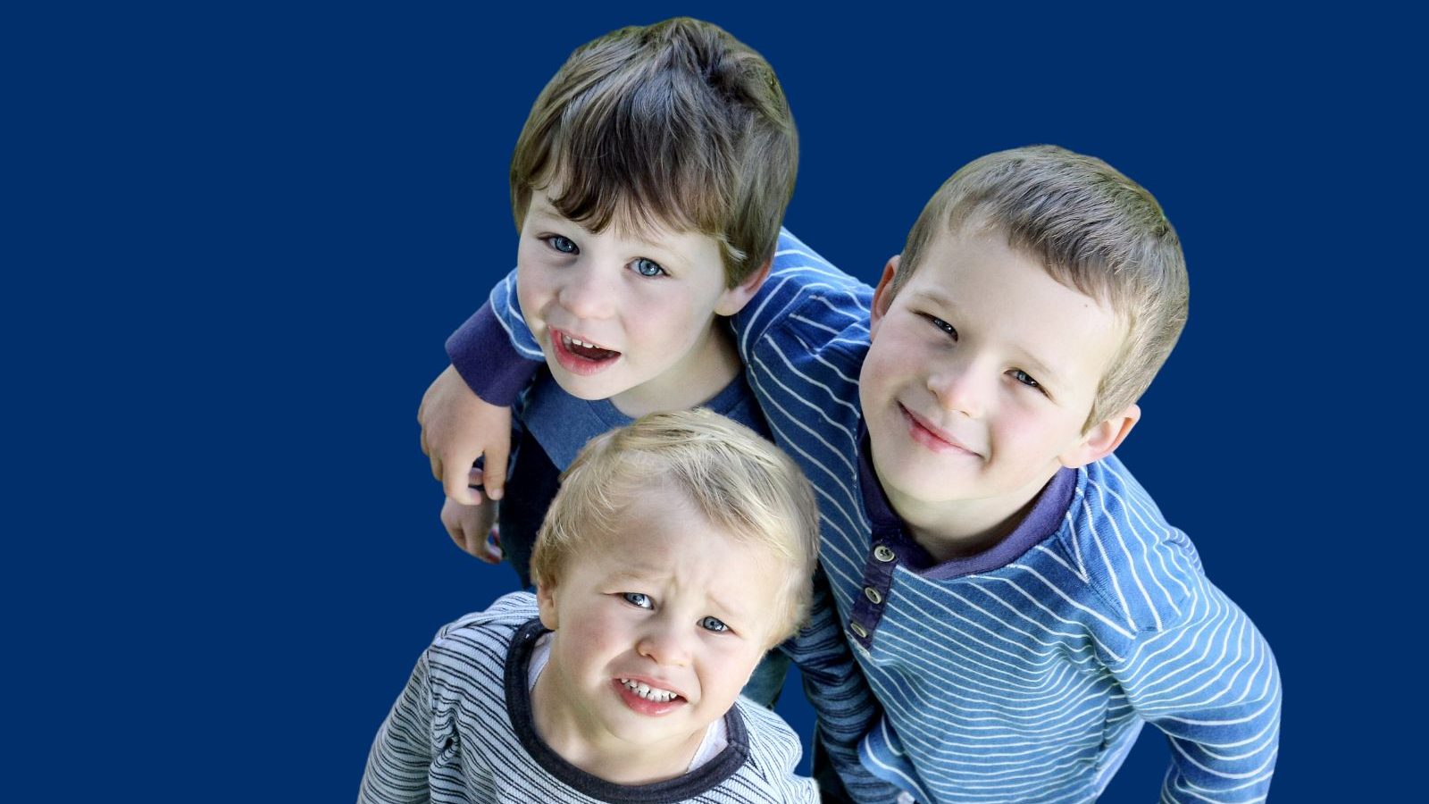 3 unge drenge smiler til kameraet