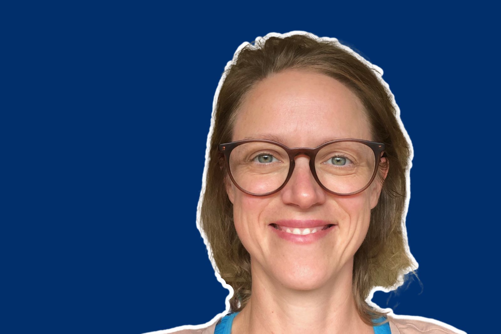 Brunhåret kvinde på mørkeblå baggrund