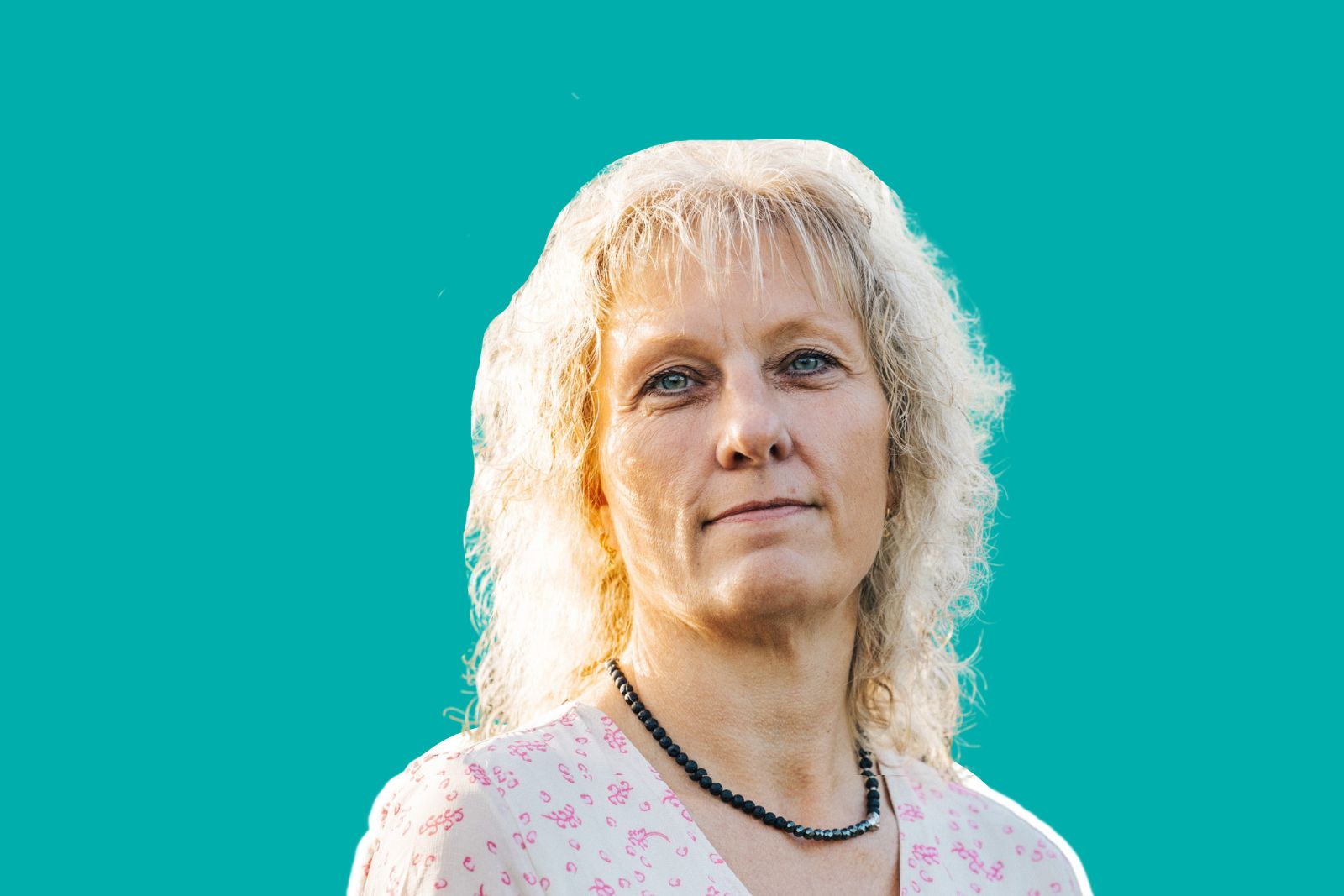 Lyshåret kvinde på tyrkis baggrund