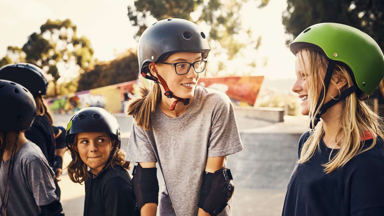 Tre børns med cykelhjelme på